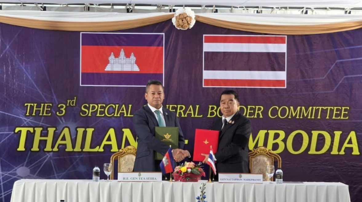 وزير الدفاع الكمبودي تيا سيها ووزير الدفاع التايلاندي ناتافون ناركفانيت