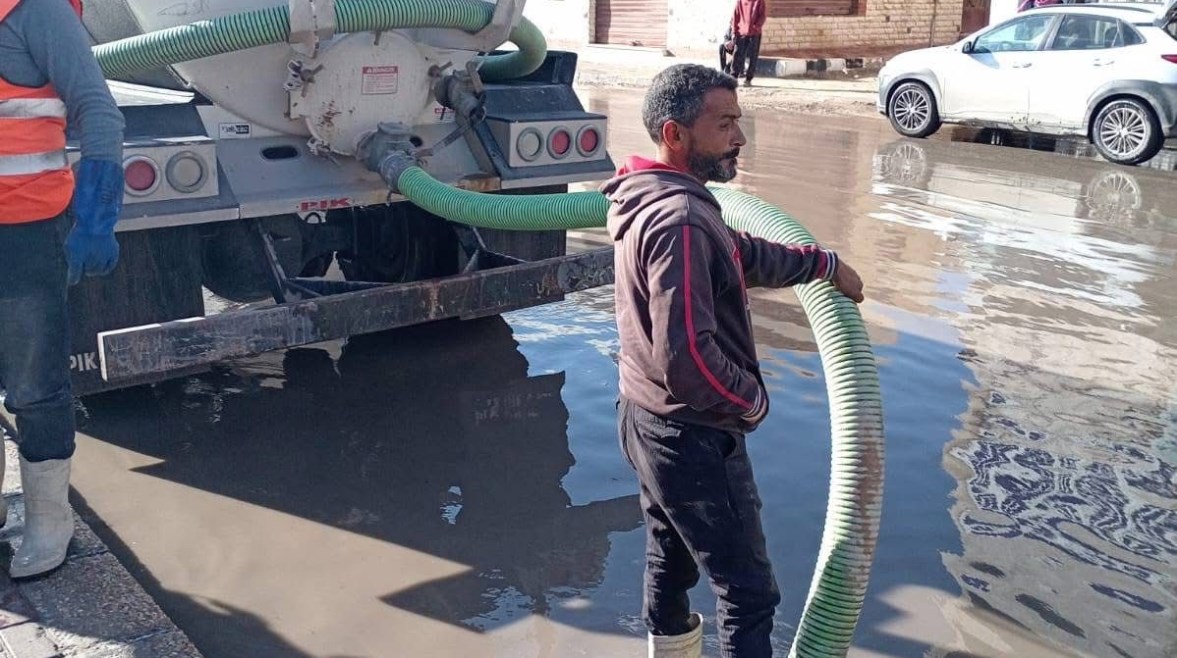 رجال شركة مياه الشرب والصرف الصحي بقطاع شمال سيناء يواصلون الليل بالنهار لخدمة مدينة العريش
