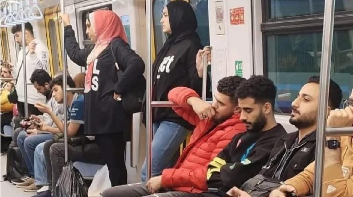 صورة التقطت داخل إحدى عربات المترو