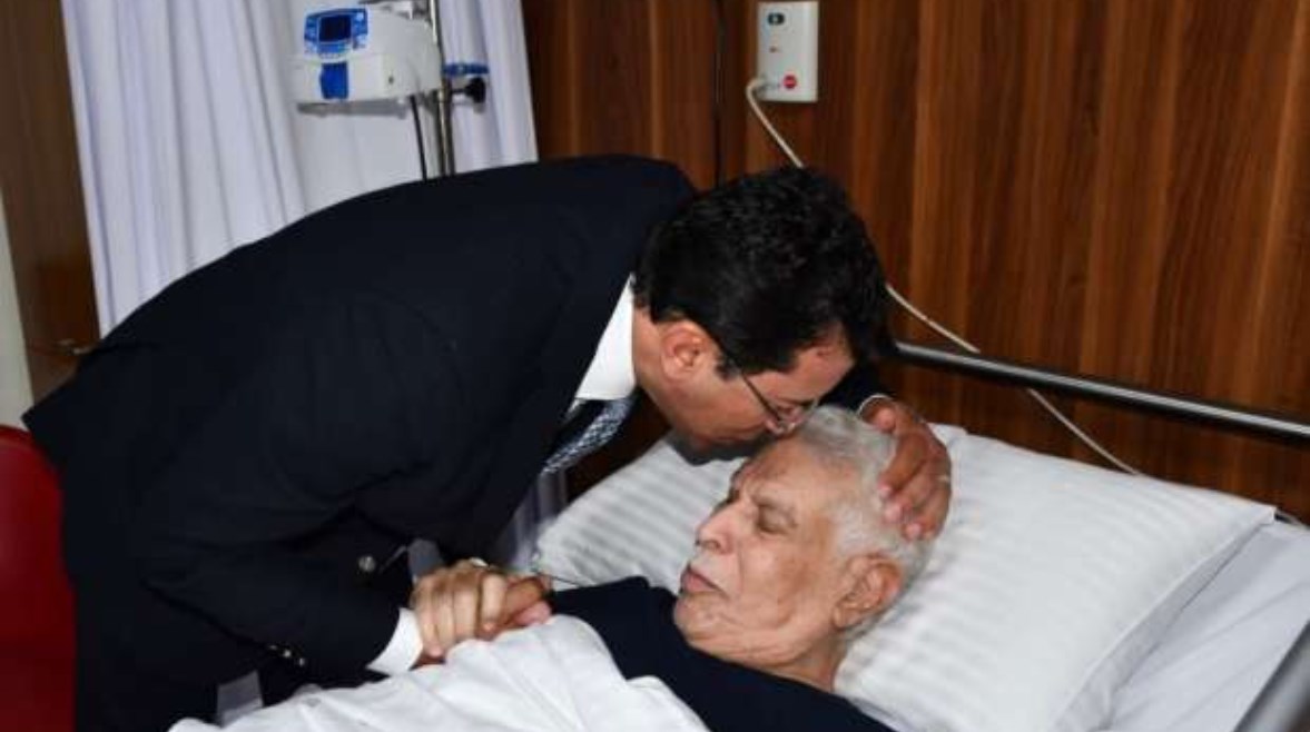 وزير الرياضة مع حسن شحاتة 