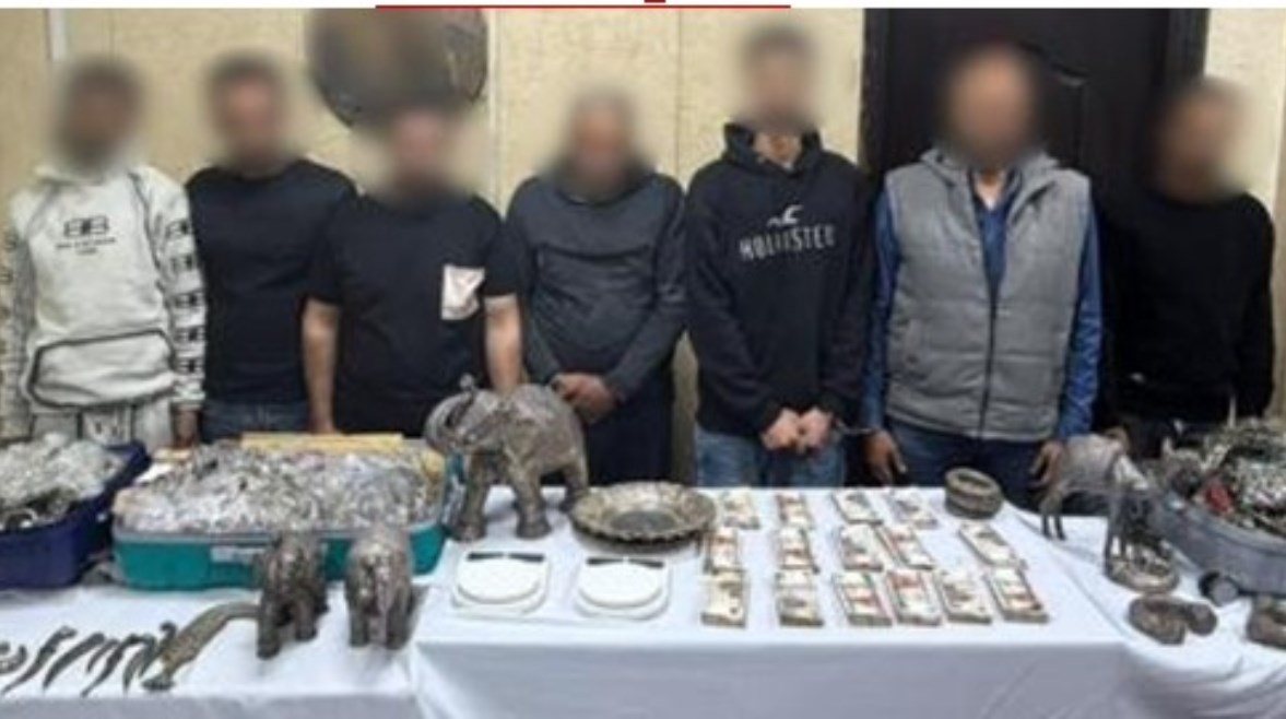 المتهمون والمشغولات بعد ضبطهم