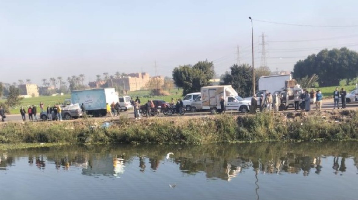 جانب من واقعة سقوط ميكروباص في ترعة المريوطية بالبدرشين