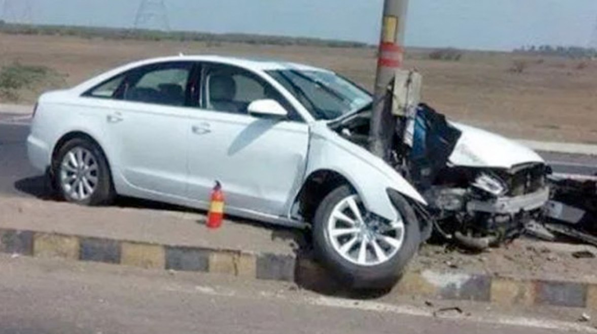 اصطدام سيارة ملاكي بعمود إنارة - أرشيفية