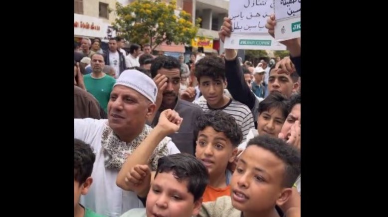 الأهالي يساندون أسرة طفل دمنهور من أمام المحكمة