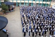 طلاب أثناء الإذاعة المدرسية