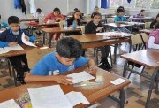طلاب الصف الثالث الابتدائي أثناء الامتحان