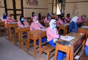 طالبات الصف الثاني الثانوي أثناء الامتحان