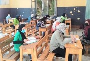 طالبات الصف الثالث الإعدادي أثناء الامتحان