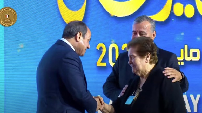 الرئيس السيسي يمنح نوط الامتياز من الطبقة الثانية للسيدة نادية سليم