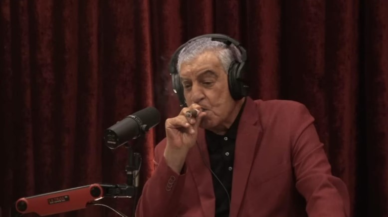 زاهي حواس من مقابلته مع جو روجان