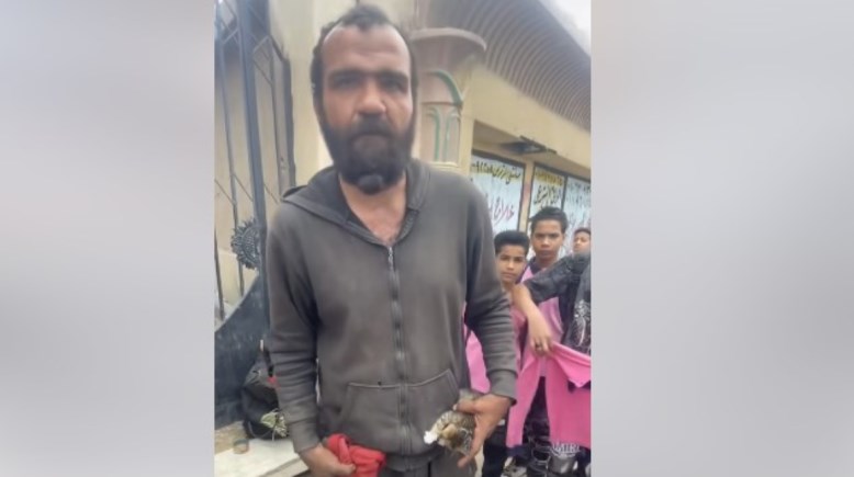 المتهم بتقييد قطة والمدعي بأنه المهدي المنتظر