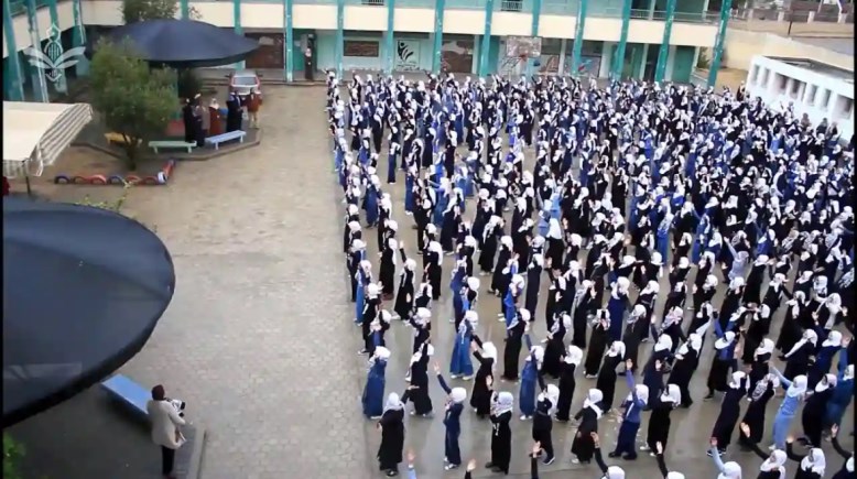طلاب أثناء الإذاعة المدرسية