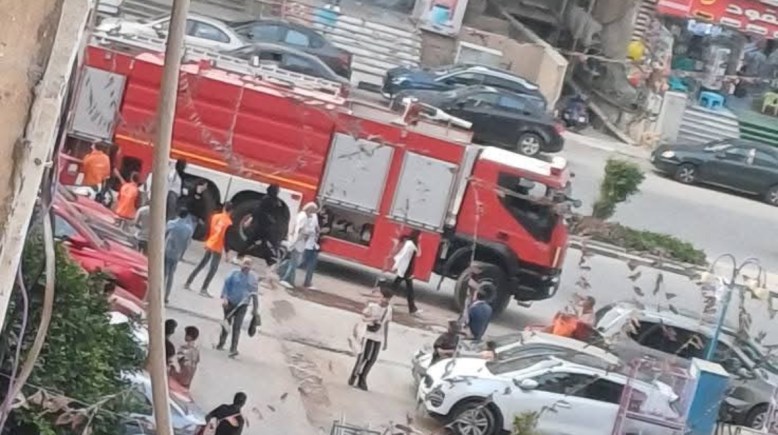 رجال الحماية المدنية أثناء السيطرة على الحريق