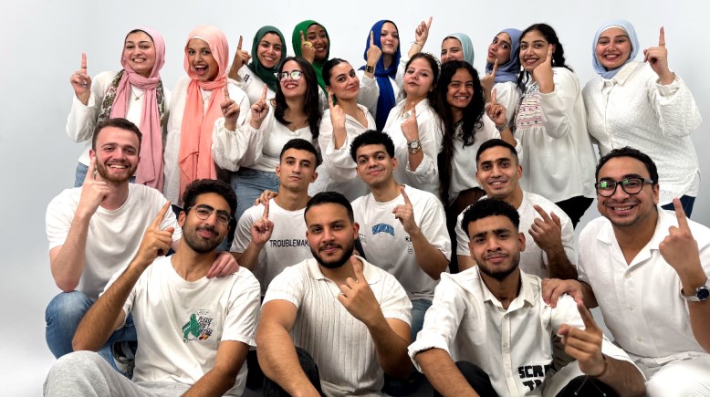 طلاب الدفعة الـ50 بكلية الإعلام جامعة القاهرة