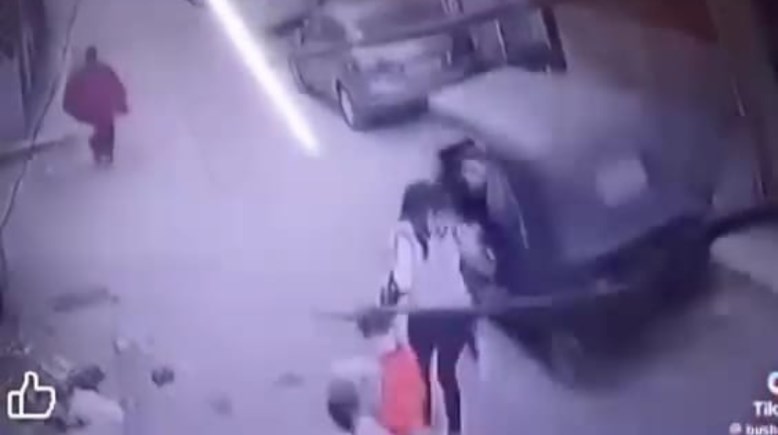 زوج يخطف نجله في توك توك