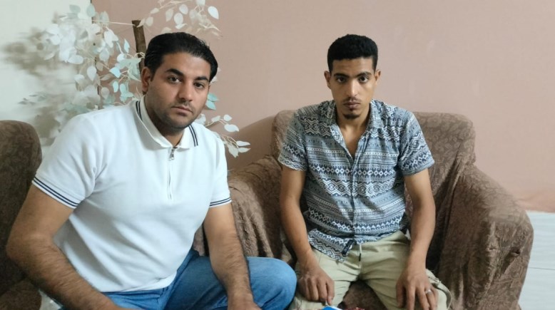  والد الطفل "آدم" مع مراسل تليجراف مصر