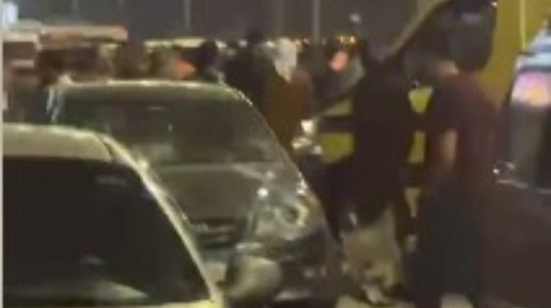 حادث تصادم يشل الحركة المرورية بطريق الواحات