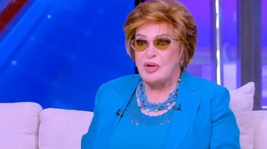 الفنانة صفية العمري