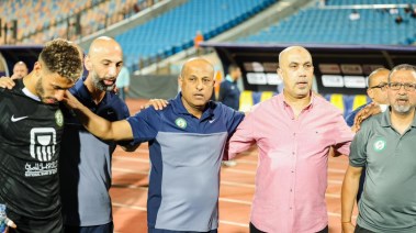 طارق  مصطفى  مع اللاعبين بعد الفوز على بيراميدز