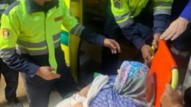 الشرطة تنقل سيدة غير قادرة على الحركة 