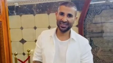 أحمد سعد أمام مقام أبي حنيفة النعمان في بغداد