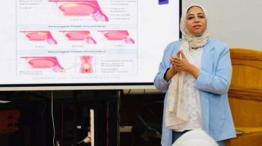 الدكتورة أمنية عباس مدرس التخاطب بكلية طب القصر العيني