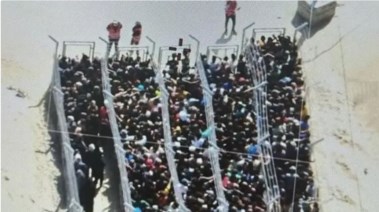 الصورة التي أثارت جدلًا في أثناء توزيع المساعدات في غزة