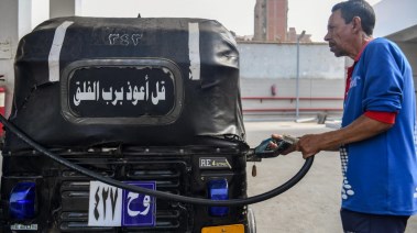 صورة أرشيفية لمركبة “توك توك” تتزود بالبنزين من إحدى محطات البنزين