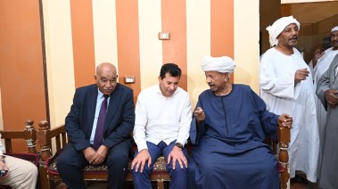 وزير الشباب والرياضة يلتقي مشايخ العبابدة