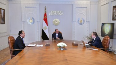الرئيس السيسي خلال اجتماعه مع رئيس الوزراء ومحافظ البنك المركزي
