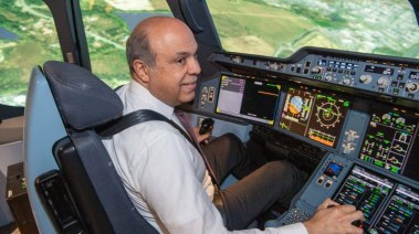 وزير الطيران سامح الحفني في طائرة  إيرباص A350