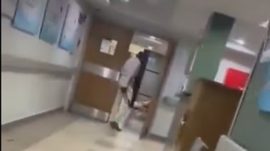  شاب يلوّح بسلاح أبيض داخل مستشفى بأسوان
