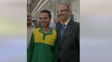 نائب وزير التموين مع العامل