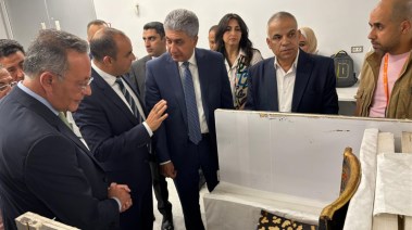 وزير الآثار يستقبل كنوز الملك الذهبي توت عنخ آمون