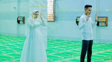 جلسة تصوير لعروسين داخل ساحة أحد المساجد 