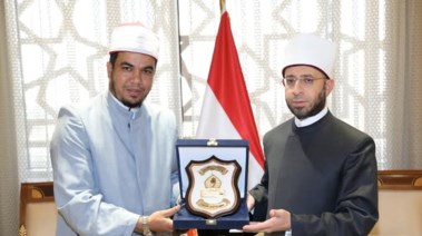 وزير الأوقاف يكرم الدكتور حافظ أنور باشا