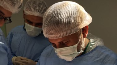 الفريق الطبي أثناء أجراء الجراحة