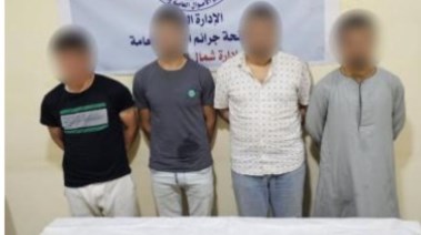 المتهمون بالنصب الإلكتروني في المنيا بعد إلقاء القبض عليهم
