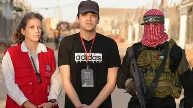 لحظة إطلاق سراح الرهينة الأمريكي الإسرائيلي عيدان ألكسندر