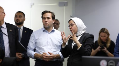 المدير التنفيذي للهلال الأحمر المصري، الدكتورة آمال إمام مع وزير التعاون والتجارة الخارجية السويدي، بنيامين دوسا