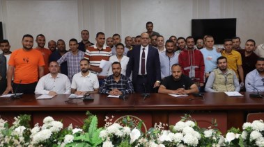 وزير العمل مع المتقدمين على فرص عمل بالإمارات