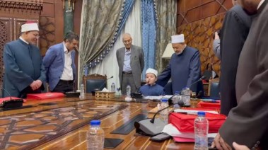 شيخ الأزهر يترك كرسيه للطفل أنس يردد الابتهالات