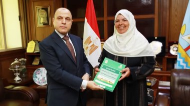محافظ كفرالشيخ أثناء تسليم عقود التقنين للمواطنين 