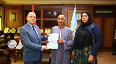 محافظ كفرالشيخ أثناء تسليمه عقد التقنين لاحد المواطنين 