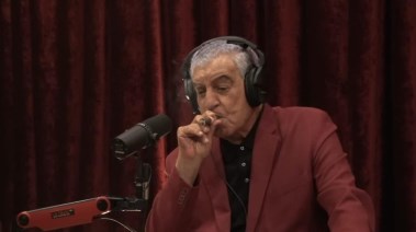 زاهي حواس من مقابلته مع جو روجان