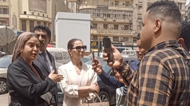  بسمة وهبة ومحاميتها مع محرر "تليجراف مصر"