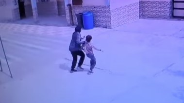 مدرسة تتعدى على طفل بسبب طلبه دخول دورة المياة