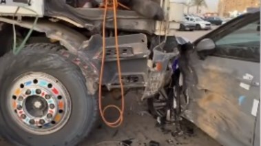 سيارة تريلا  تصطدم بمعرض سيارات 