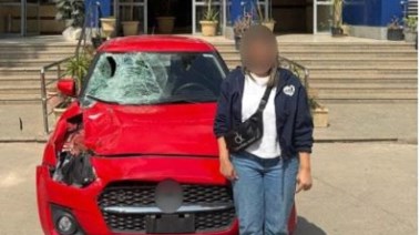 المتهمة وبجانبها السيارة النسببة في الحادث