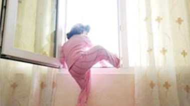 سقوط طفلة _ أرشفية 